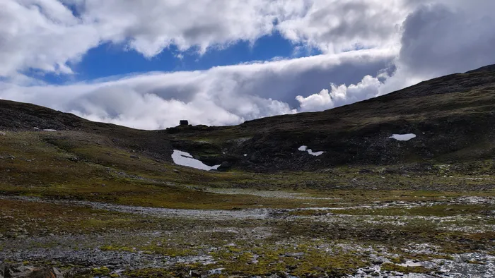 Die Schutzhütte auf dem Pass