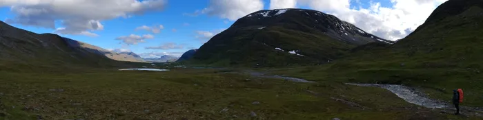Oft sieht man den wolkenlosen Himmel in einem anderen Tal, während man selbst im Regen steht.